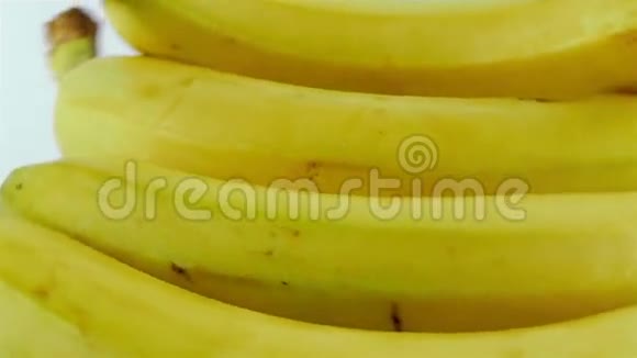 旋转有机香蕉的特写镜头白色背景视频的预览图