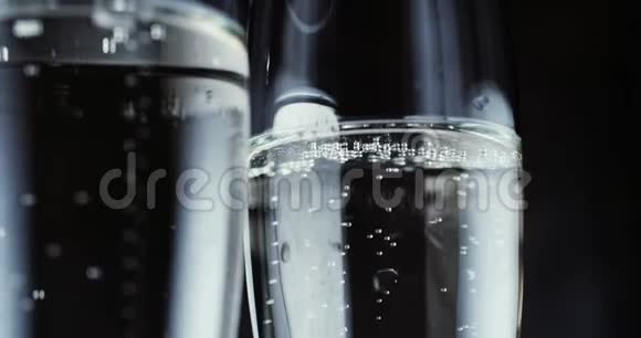深色背景下带有香槟气泡的眼镜视频的预览图