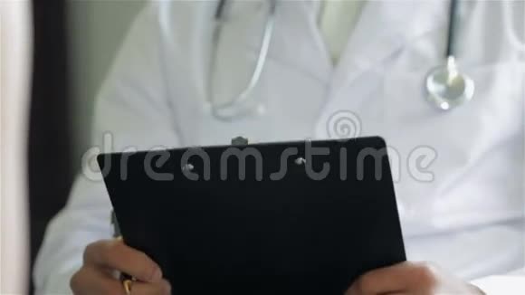 医生拿着纸架写着视频的预览图