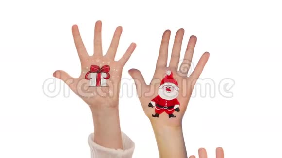 孩子们用彩绘的圣诞符号举起双手视频的预览图