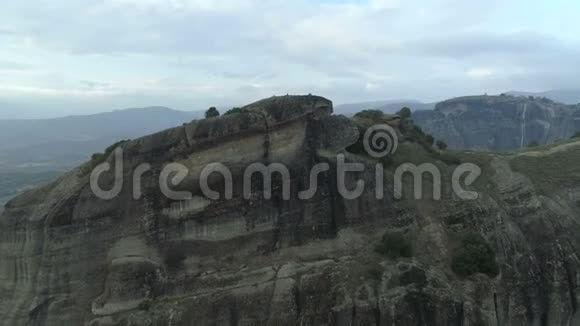 在Meteora修道院附近的岩层的空中视野视频的预览图