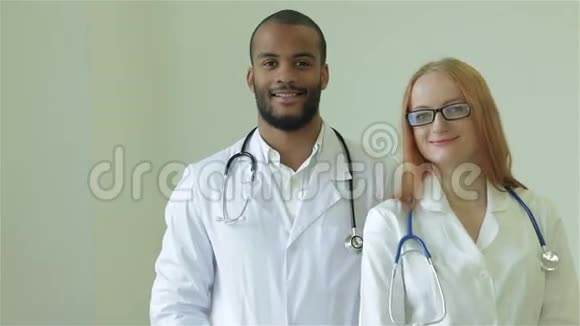 两位最好的医生对着镜头微笑视频的预览图