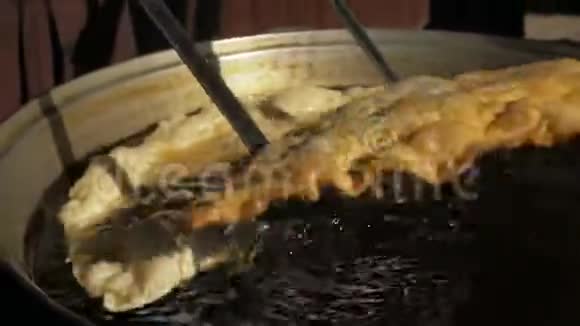 工艺烹饪民族布里亚特蒙古菜切布雷克大的大的68厘米的用奶酪炸把洋葱切成肉视频的预览图