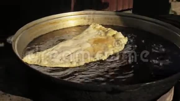 工艺烹饪民族布里亚特蒙古菜切布雷克大的大的68厘米的用奶酪炸把洋葱切成肉视频的预览图