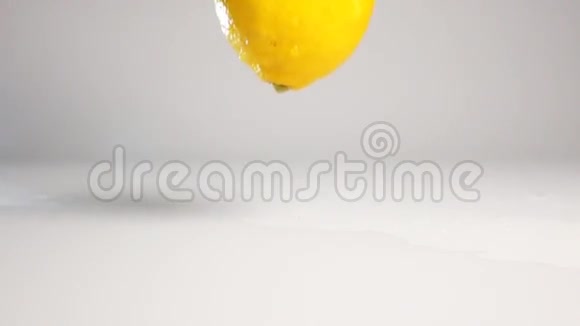 柠檬电影在白色表面视频的预览图