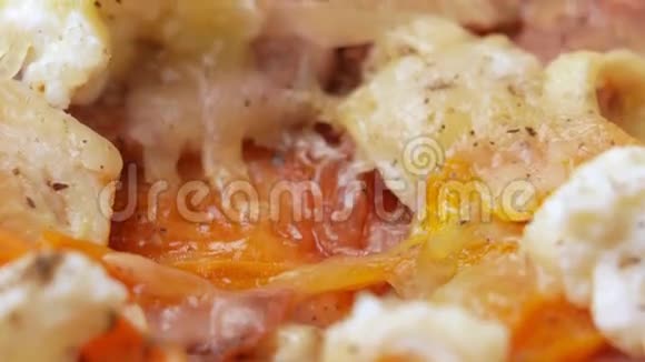 不同类型奶酪和西红柿比萨饼的宏观摄影移动摄像机视频的预览图