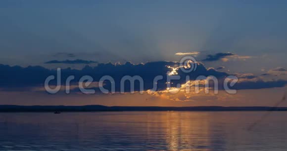 美丽的日落笼罩着湖面视频的预览图