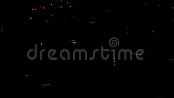 夜晚两束光线上升到奥梅格纳城的天际线视频的预览图