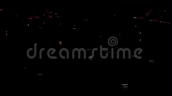 夜晚两束光线上升到奥梅格纳城的天际线视频的预览图
