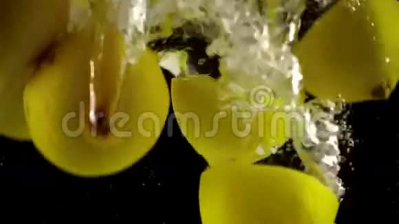 在超慢运动中被溅入水中的整体和截面柠檬视频的预览图