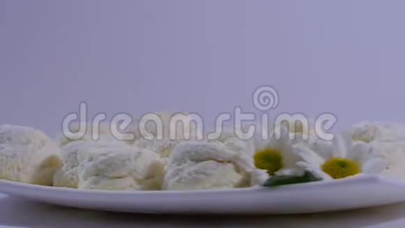 白色背景上的甜白梅林白色盘子里的白巧克力蛋糕视频的预览图