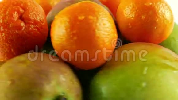 旋转芒果和橘子的大镜头白色背景视频的预览图