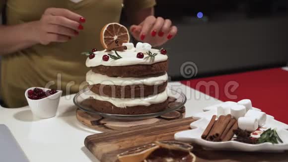 女人在厨房里装饰自制蛋糕视频的预览图