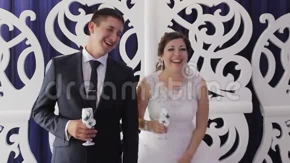 新郎新娘在婚礼上鼓掌视频的预览图