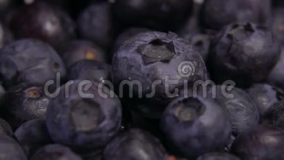 果汁滴落在成熟的蓝莓上视频的预览图
