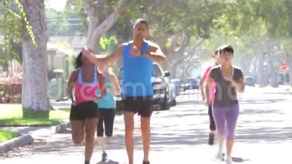 妇女跑步训练领导小组视频的预览图