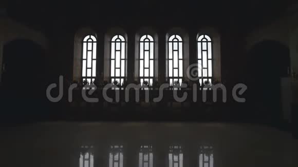 阳光透过教堂的彩色玻璃窗视频的预览图
