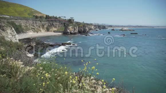 海鸥沿着加州皮斯莫海滩附近的岩石海岸飞行视频的预览图