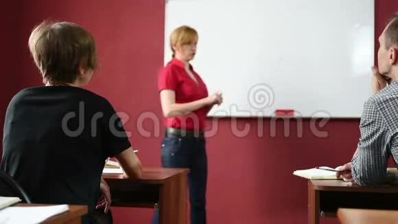 女老师在大学讲课传送笔记本视频的预览图