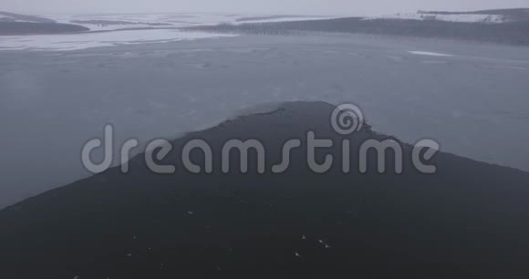 冰冻的冬湖开阔的泉水空中摄影视频的预览图