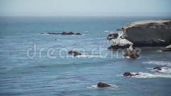 加州皮斯莫海滩附近岩石海岸的潘视频的预览图