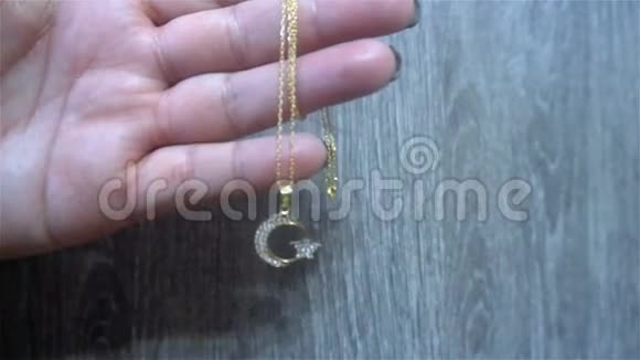 女性手中象征土耳其的黄金吊坠视频的预览图