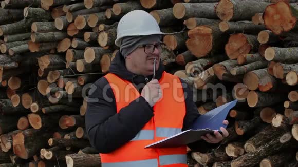 Lumberjack想着一堆木头视频的预览图