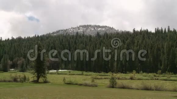 约塞米蒂山场景视频的预览图