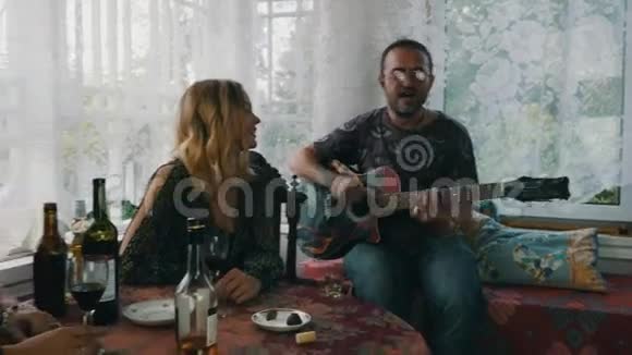 在乡间别墅的露台上陪伴朋友有人弹吉他红鼻子的男人视频的预览图