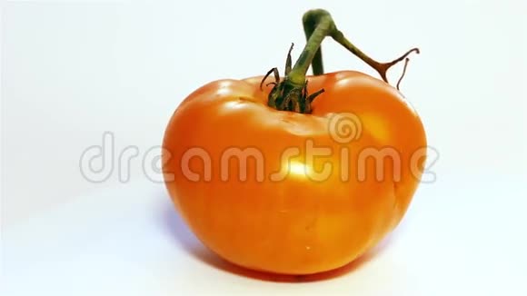 白色背景下的鲜橙番茄视频的预览图