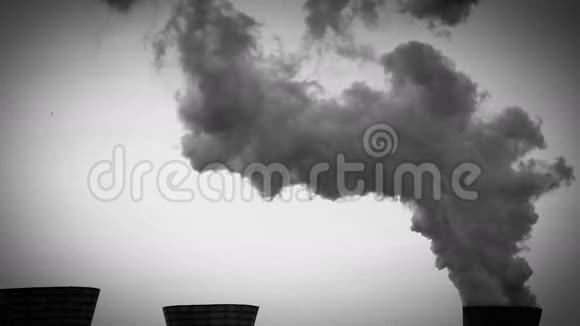 化学厂冷却器排放蒸汽的黑白影像视频的预览图