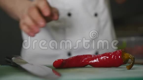 厨师在木板上切下辣椒辛辣食物蔬菜和素食视频的预览图