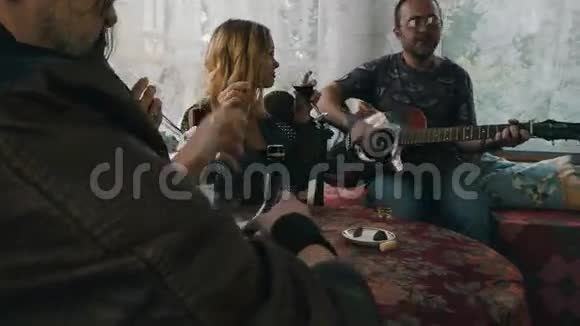 朋友们在乡间别墅的露台上喝酒有人弹吉他视频的预览图