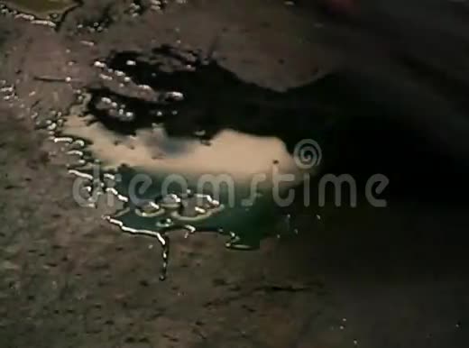 混凝土地板上的散热器液体被拖走视频的预览图
