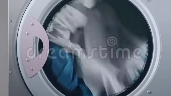 工业烘干机机器工作在烘干机里烘干衣服视频的预览图