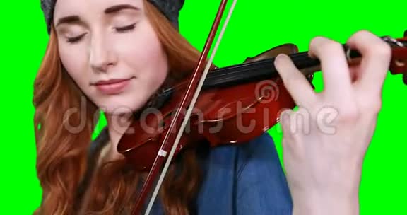 女音乐家拉小提琴的特写视频的预览图