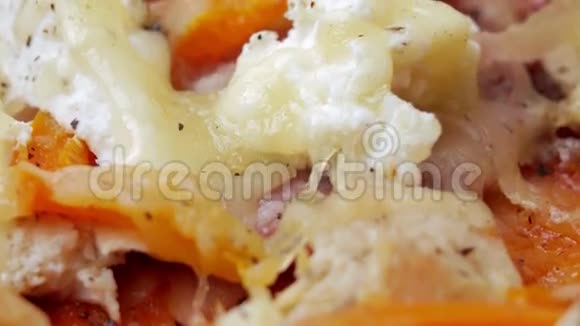 不同类型奶酪和西红柿比萨饼的宏观摄影移动摄像机视频的预览图