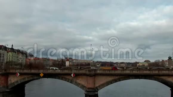 布拉格桥的鸟瞰图视频的预览图