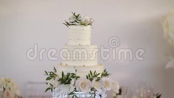 白色结婚蛋糕视频的预览图