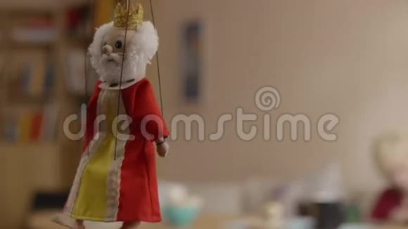 玛丽安娜特希腊五颜六色的木偶视频的预览图
