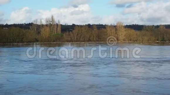 法国南特附近泛滥的卢瓦尔河视频的预览图