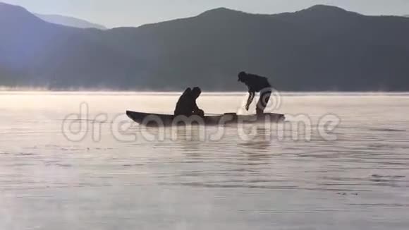 渔民在光线下拉网视频的预览图