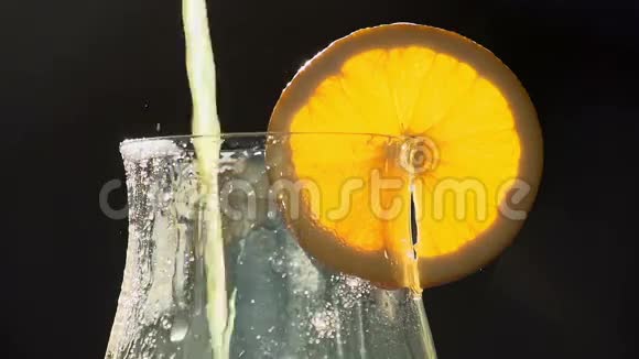 盛满橙汁的玻璃视频的预览图