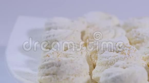 白色背景上的甜白梅林白色盘子里的白巧克力蛋糕视频的预览图