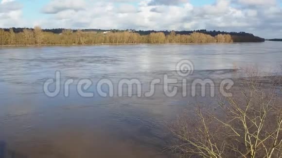 法国南特附近泛滥的卢瓦尔河视频的预览图