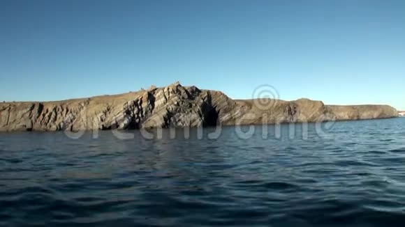 新地球上北冰洋水中的岩石视频的预览图