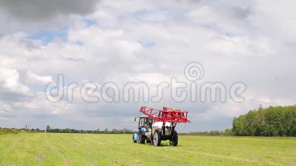 拖拉机用化肥喷洒农田视频的预览图