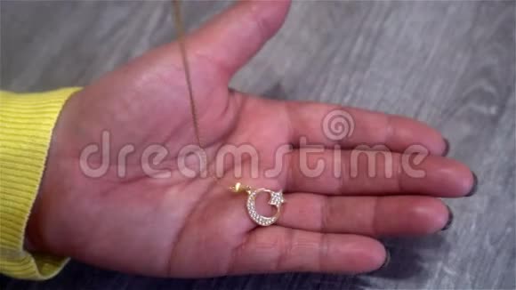女性手中象征土耳其的黄金吊坠视频的预览图
