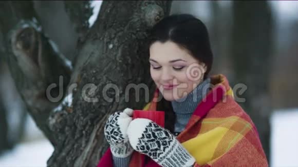 冬天公园里的女人喝着一杯茶视频的预览图