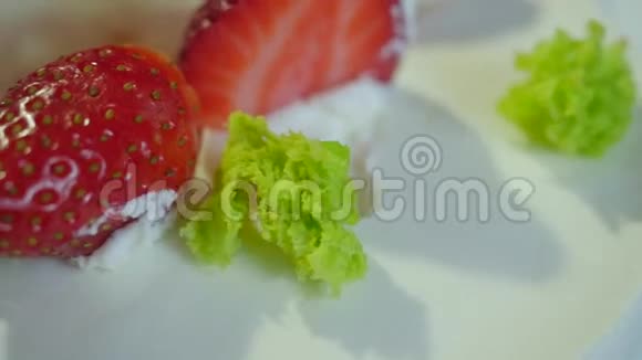 法式新鲜草莓蛋糕特写在桌上草莓蛋糕带草莓的甜自制蛋糕视频的预览图
